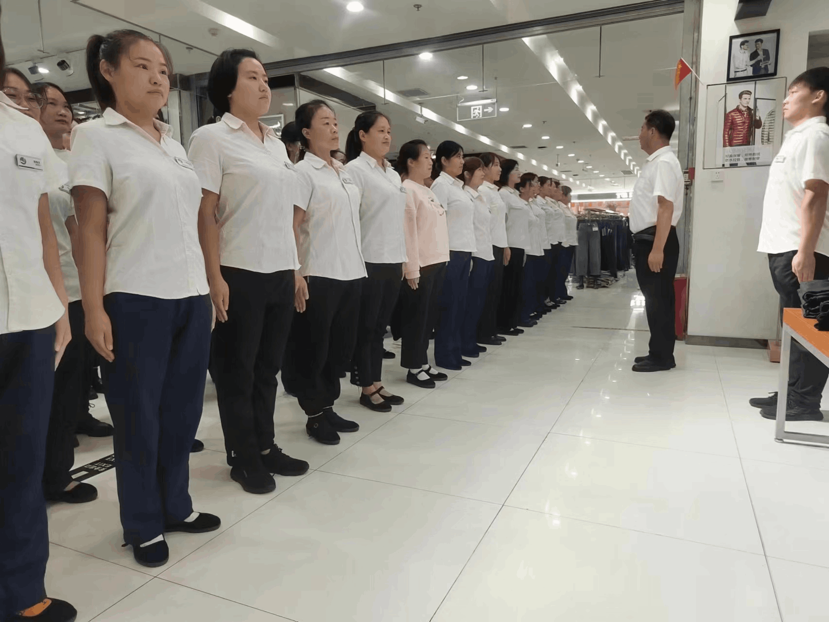 建業(yè)百貨鄲城(chéng)店(diàn)組織員(yuán)工(gōng)軍訓活動