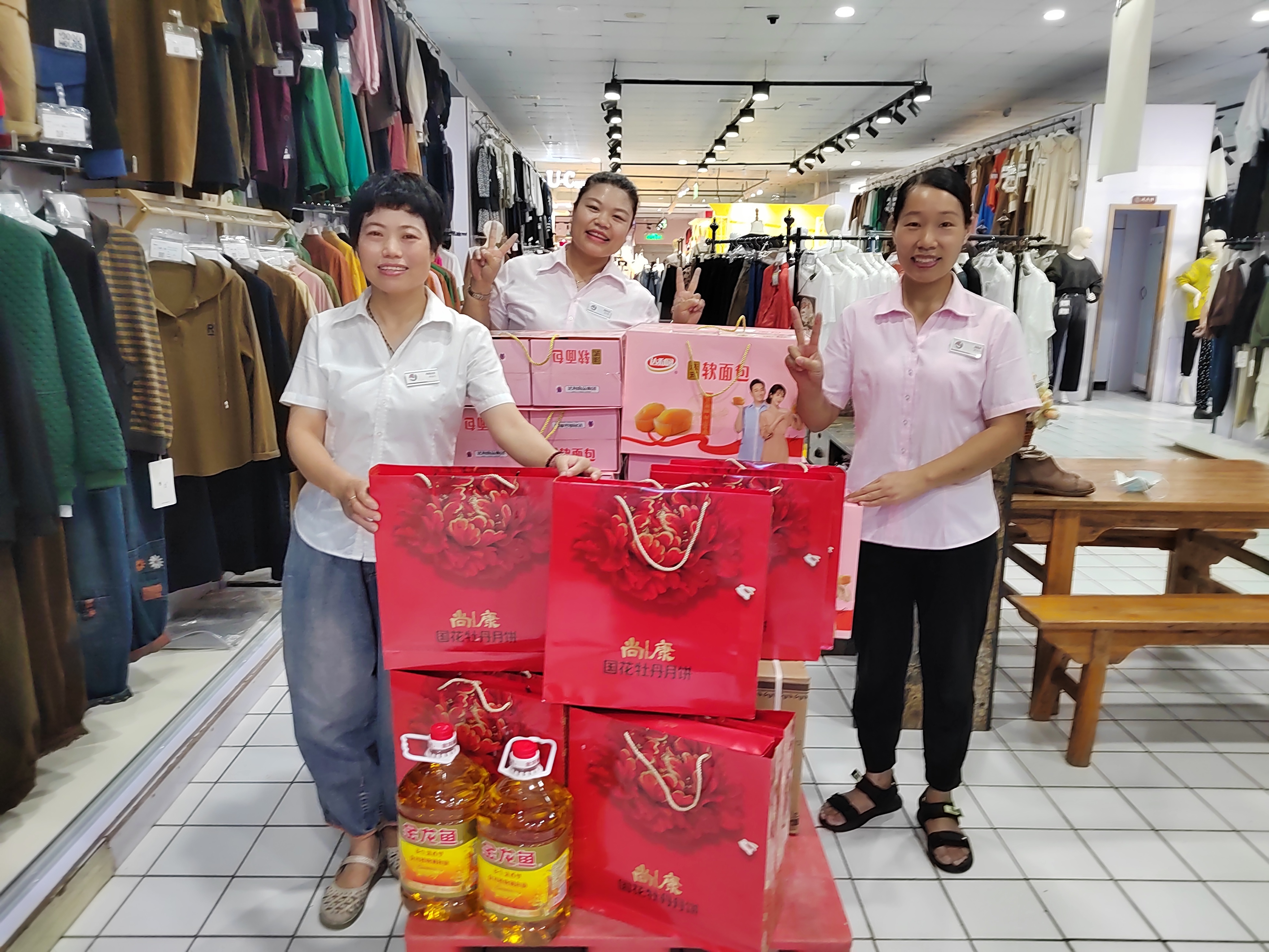 建業(yè)百貨為(wèi)員(yuán)工(gōng)發放(fàng)中秋福利
